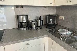 Wasserkocher mit Kaffee-/Teezubehör, Mikrowelle, Ofen, Herdplatte