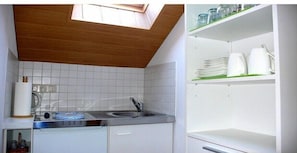 Wasserkocher mit Kaffee-/Teezubehör, Kühlschrank, Herdplatte, Toaster