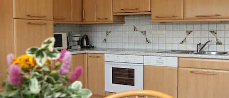 Coffee/tea maker, fridge, microwave, oven