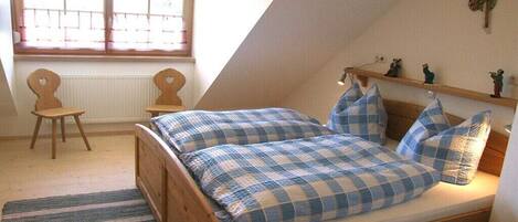 Iron/ironing board, bed sheets