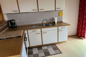Wasserkocher mit Kaffee-/Teezubehör, Ofen, Herdplatte, Toaster