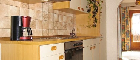 Wasserkocher mit Kaffee-/Teezubehör, Kühlschrank, Mikrowelle, Ofen