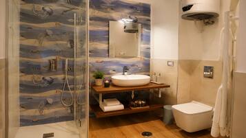 Superior-Doppel- oder -Zweibettzimmer | Badezimmer | Dusche, Haartrockner, Handtücher, Seife