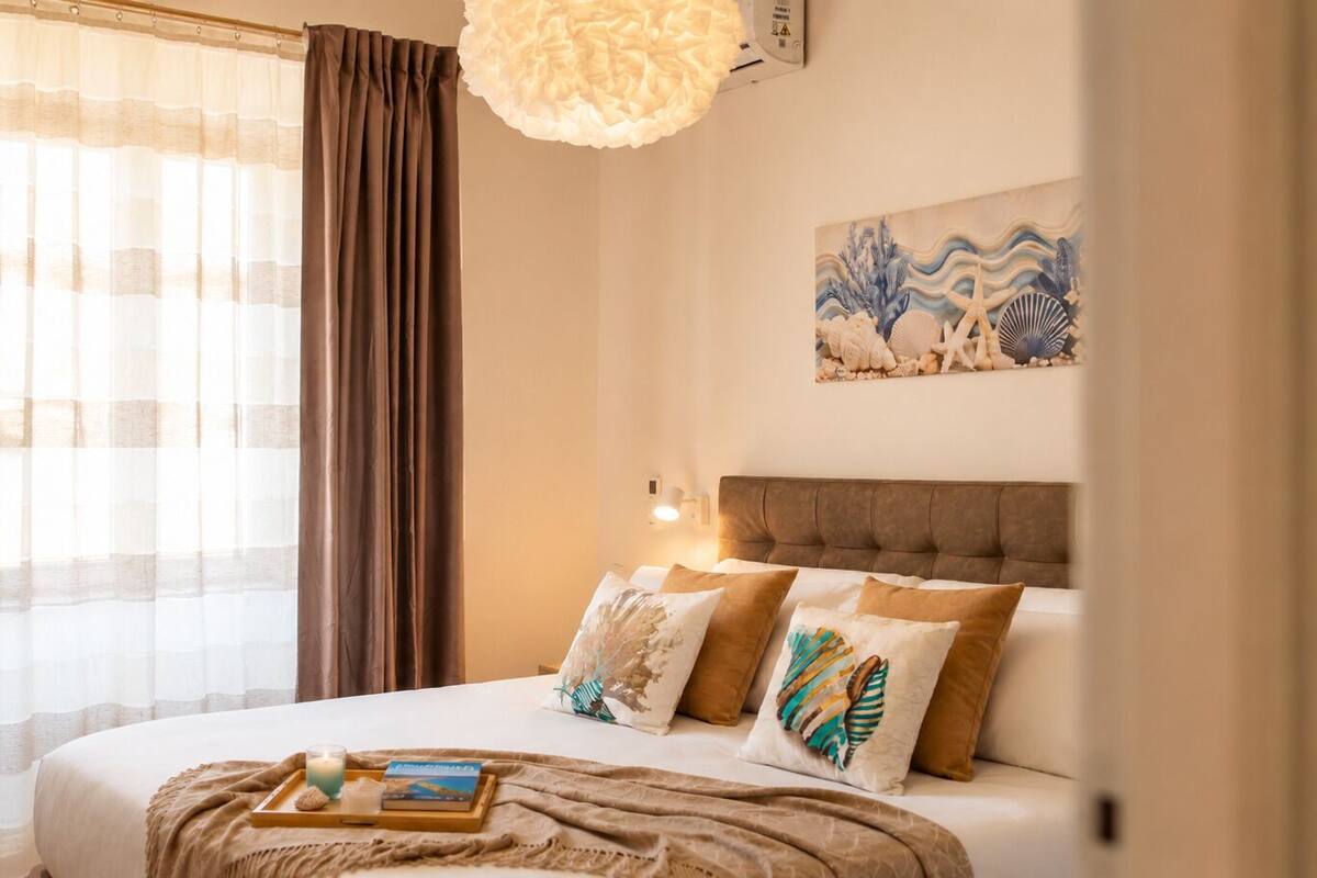 Camera Deluxe con letto matrimoniale o 2 letti singoli | Una scrivania, postazione laptop, ferro/asse da stiro, Wi-Fi gratuito
