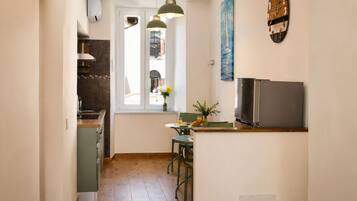 Full-sized fridge, microwave, oven, cookware/dishes/utensils