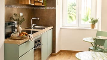 Full-size fridge, microwave, oven, cookware/dishes/utensils