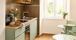Full-size fridge, microwave, oven, cookware/dishes/utensils - Sea Bloom (Civitavecchia)