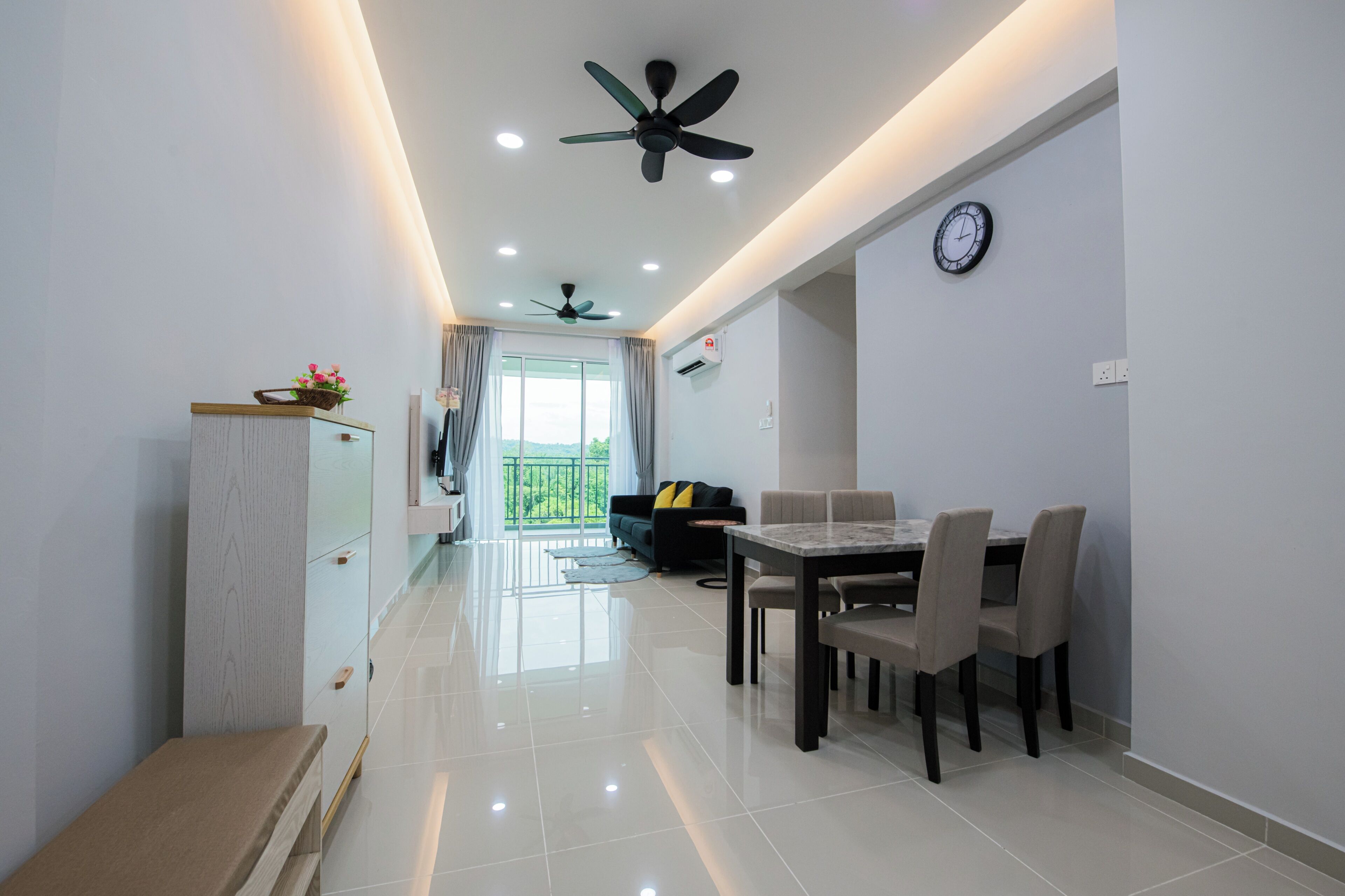 Basic Condo, 3 Bedrooms, Balcony | Living area
