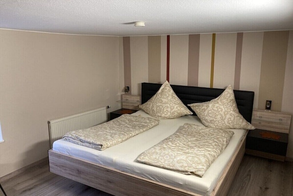 Free WiFi, bed sheets - Holiday home in Briedern with swimming pool (Briedern)