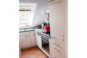 Wasserkocher mit Kaffee-/Teezubehör, Kühlschrank, Ofen, Herdplatte