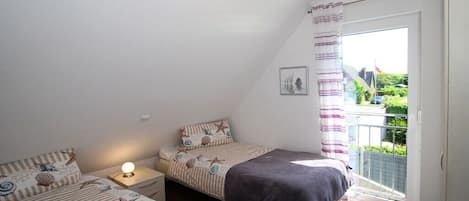 3 bedrooms, iron/ironing board, travel crib, WiFi (free)