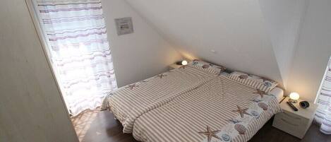 3 bedrooms, iron/ironing board, travel cot, free WiFi