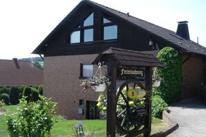 A traditional building with a sign reading 'Feriendorfung.' - at the Nelles guesthouse (Sinzig-Löhndorf)