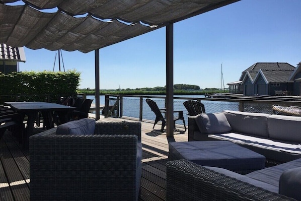 Outdoor dining - Villa 78 in Villapark Sneekermeer (Offingawier)