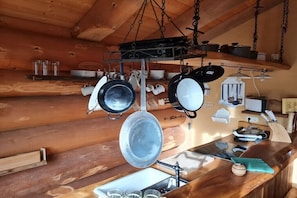 Réfrigérateur, un four, surface de cuisson, lave-vaisselle