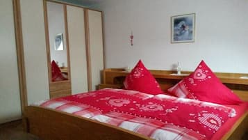 2 slaapkamers, een strijkplank/strijkijzer, reisbedje, gratis wifi