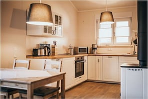 Coffee/tea maker, fridge, oven, stovetop - Holiday home with lake view (Zaue)