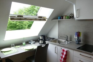 Wasserkocher mit Kaffee-/Teezubehör, Kühlschrank, Mikrowelle, Herdplatte