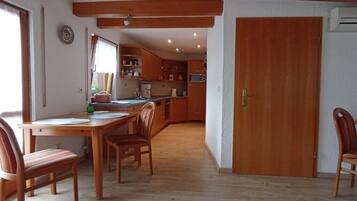 Kühlschrank, Mikrowelle, Herdplatte, Geschirrspüler