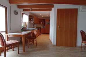 Kühlschrank, Mikrowelle, Herdplatte, Geschirrspüler