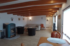 Smart TV y chimenea 