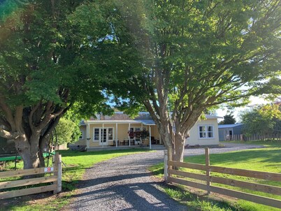 Cliff Top Homestead - great for couples, friends, families and large groups
