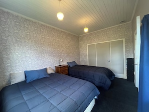4 bedrooms, bed sheets