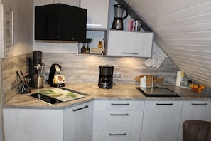 Wasserkocher mit Kaffee-/Teezubehör, Kühlschrank, Mikrowelle, Ofen