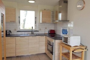 Coffee/tea maker, fridge, microwave, oven - Holiday home with 2 bedrooms (Sint Maarten)