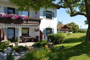 Outdoor dining - Holiday apartment with 1 bedroom (Hopferau)