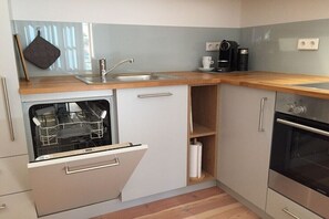 Coffee/tea maker, fridge, oven, stovetop - Holiday apartment with 1 bedroom (Breitenberg)