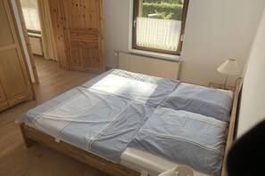 Free WiFi, bed sheets - "House by the harbor" A4 (Zislow)