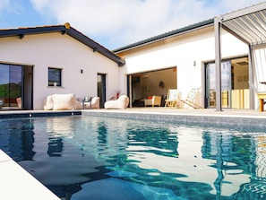 A modern house with a swimming pool, outdoor seating, and a garage. - Villa between the Landes forests and ocean (Seignosse)