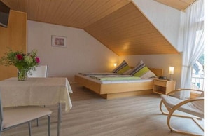 Travel crib, free WiFi, bed sheets - Inn in Daisendorf with swimming pool (Daisendorf)