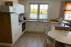Wasserkocher mit Kaffee-/Teezubehör, Kühlschrank, Mikrowelle, Ofen