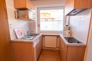 Coffee/tea maker, fridge, microwave, oven