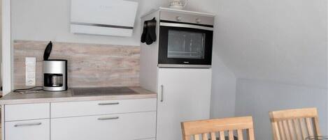 Coffee/tea maker, fridge, microwave, oven
