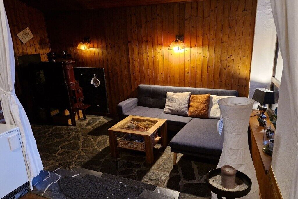 Smart TV, chimenea, reproductor de DVD, libros