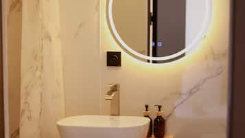 Superior Double Room, Courtyard View | Bathroom