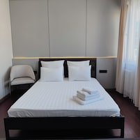 Habitación doble superior, vistas al patio | Escritorio y espacio para trabajar con un portátil