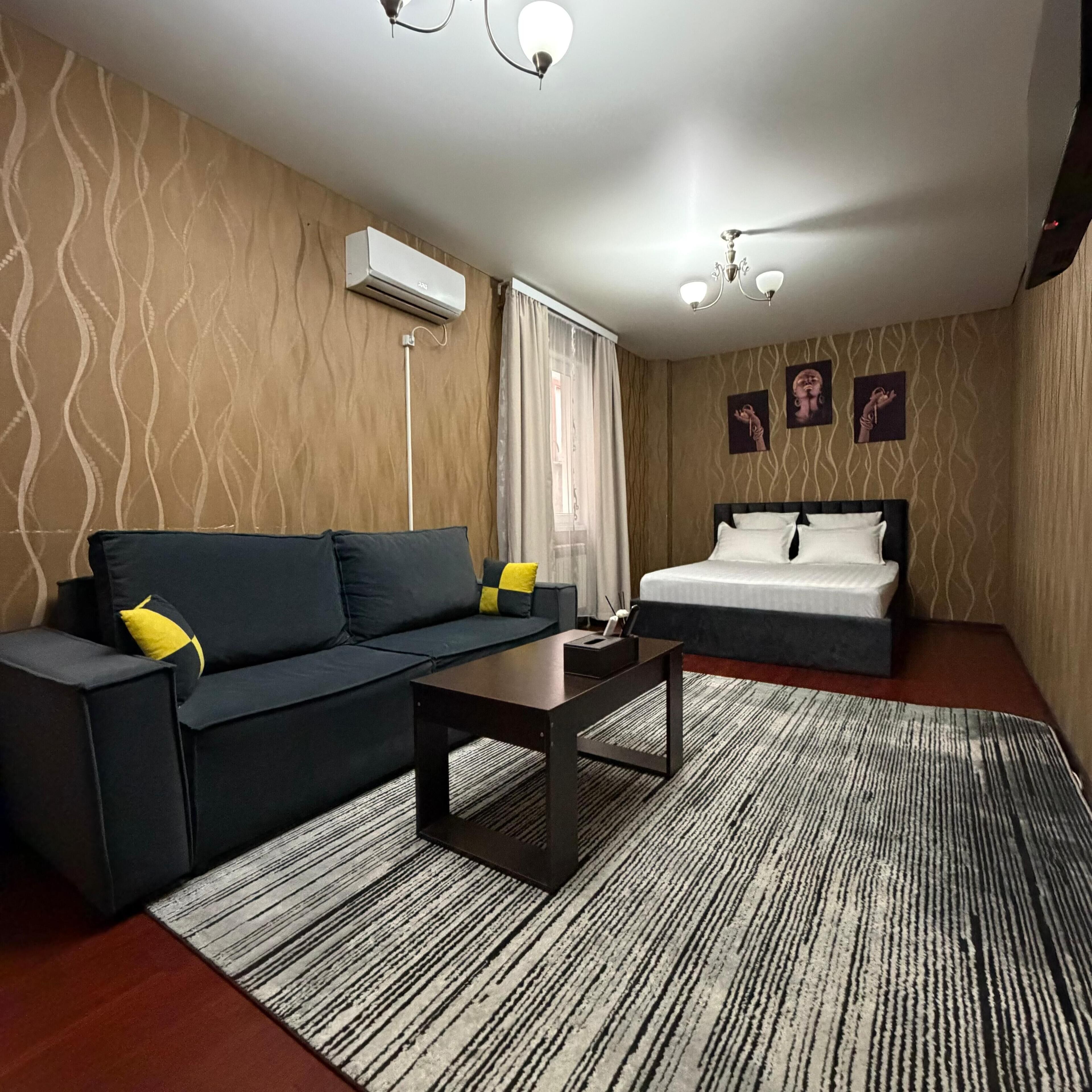 Deluxe Double or Twin Room | Living area