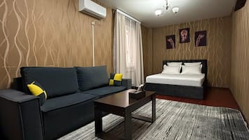 Deluxe Double or Twin Room | Living area