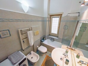 Hårføner, bidé, håndklær og såpe