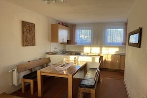Wasserkocher mit Kaffee-/Teezubehör, Kühlschrank, Mikrowelle, Ofen