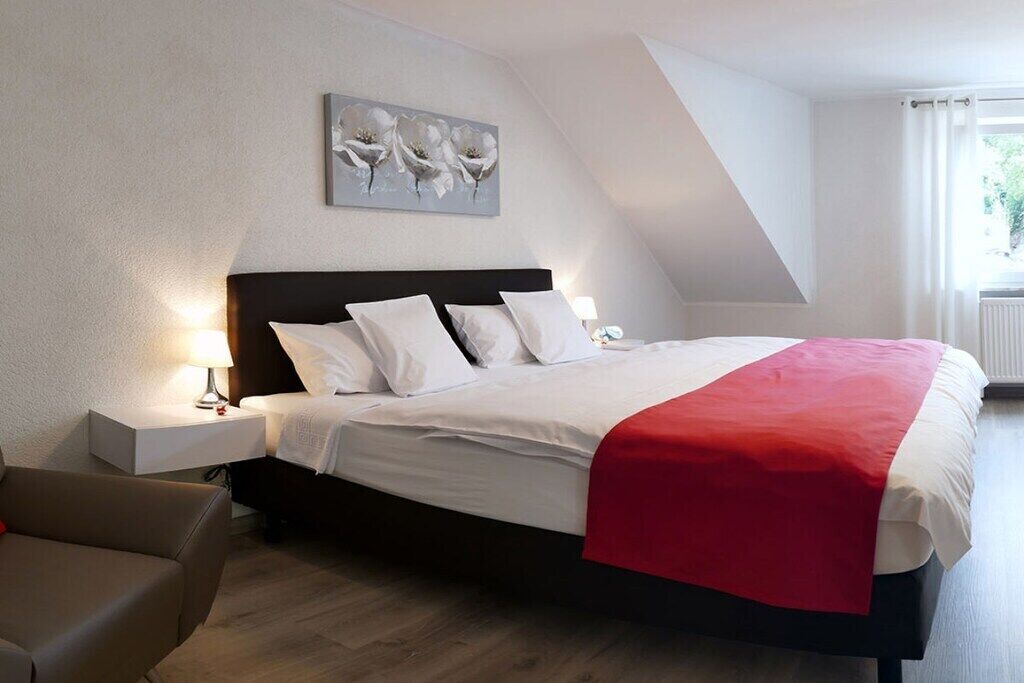 Tabla de planchar con plancha, wifi gratis y ropa de cama 
