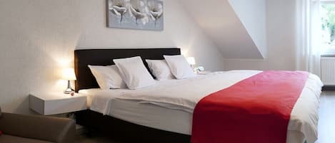 Tabla de planchar con plancha, wifi gratis y ropa de cama