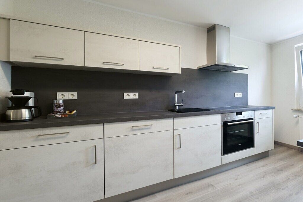 Wasserkocher mit Kaffee-/Teezubehör, Kühlschrank, Mikrowelle, Ofen