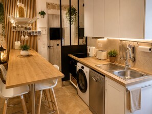 Wasserkocher mit Kaffee-/Teezubehör, Kühlschrank, Mikrowelle, Ofen