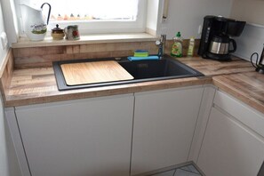 Wasserkocher mit Kaffee-/Teezubehör, Kühlschrank, Ofen, Herdplatte