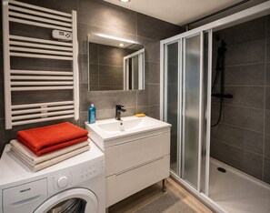 Shower, towels - 16514416 LIONS La Croisette, just a stone's throw away (Cannes)